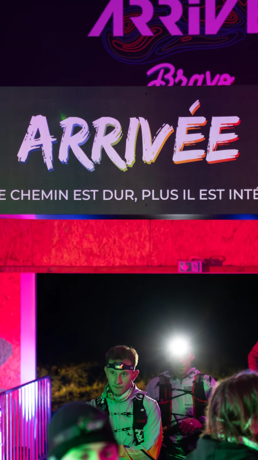 Arche lumineuse de l’arrivée d’un trail de nuit