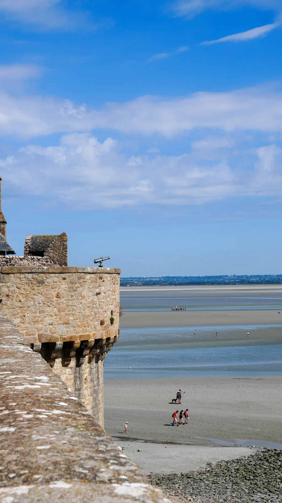 Remparts et baie du Mont-Saint-Michel à marée basse
