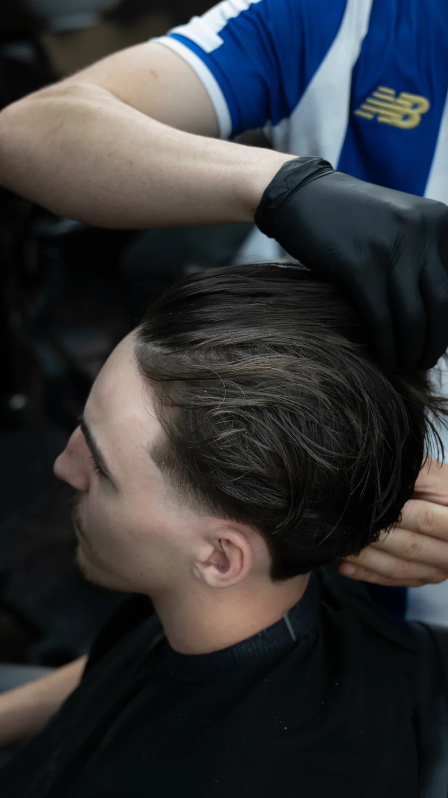 Coiffage du client sous la lumière du salon