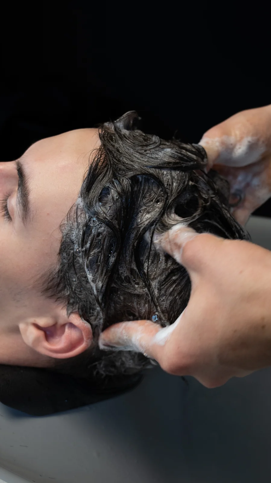Shampoing au salon de barbier, gros plan