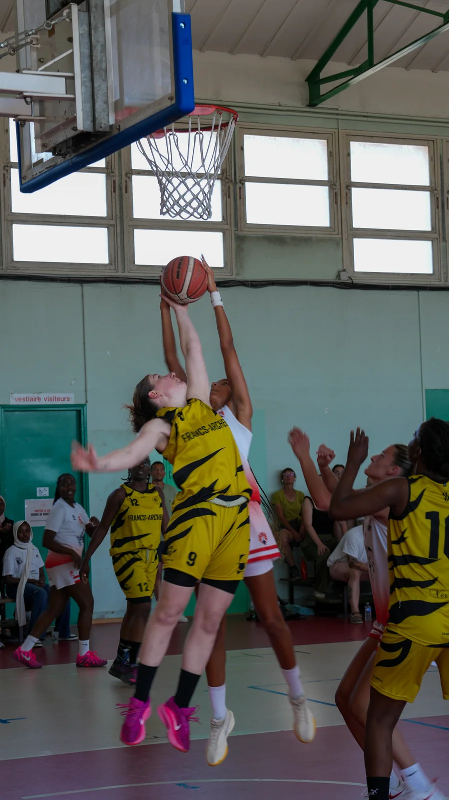 Duel sous le panier pendant une finale de basket