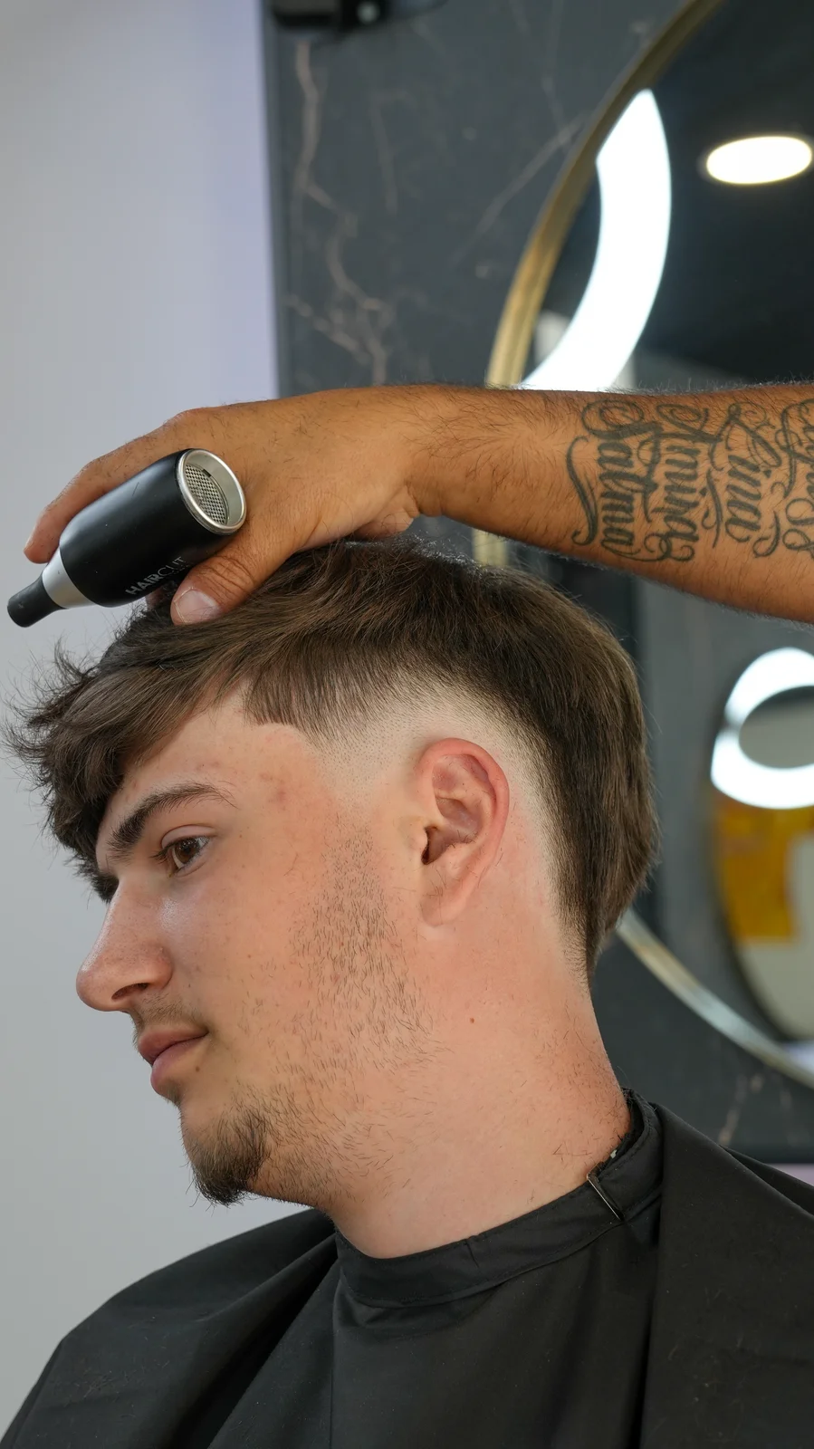Coupe à la tondeuse, profil du client en gros plan
