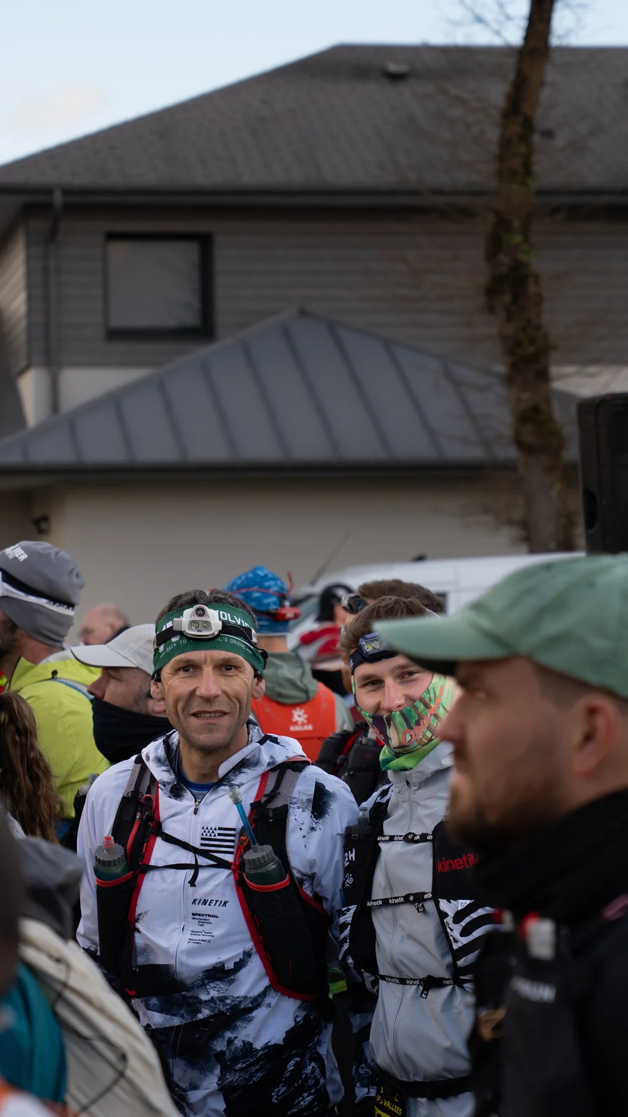 Coureurs rassemblés au départ d’un trail