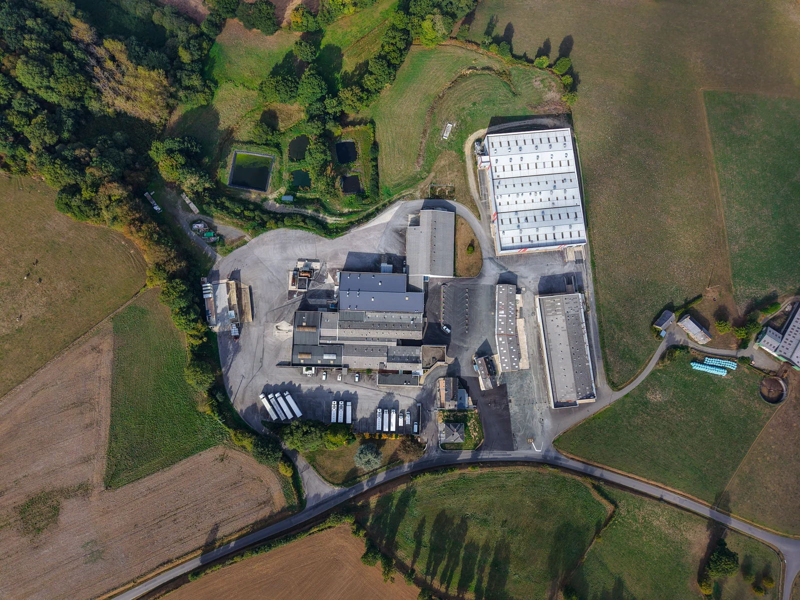 Bâtiments et parcelles à la campagne, vue aérienne par drone