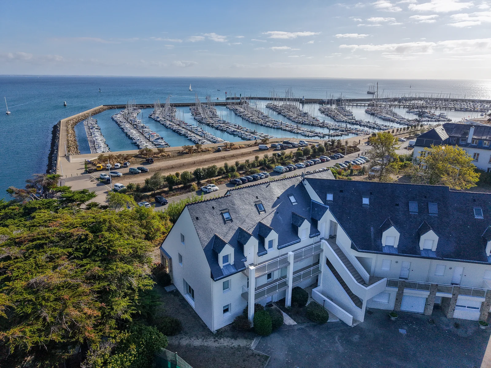 Villa et port de plaisance vus du ciel par drone