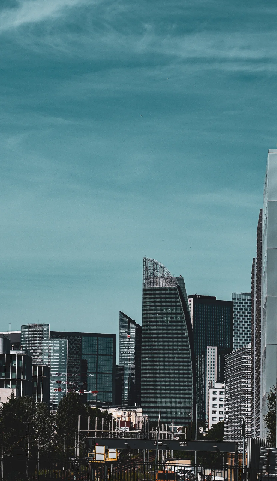 Tours de La Défense sous un ciel turquoise