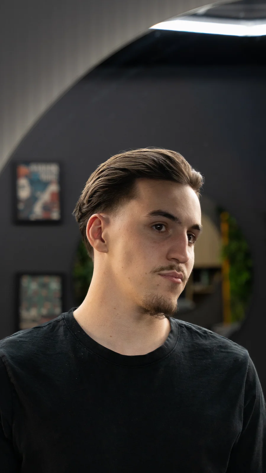 Portrait d’un client coiffé, arrière-plan flou du salon