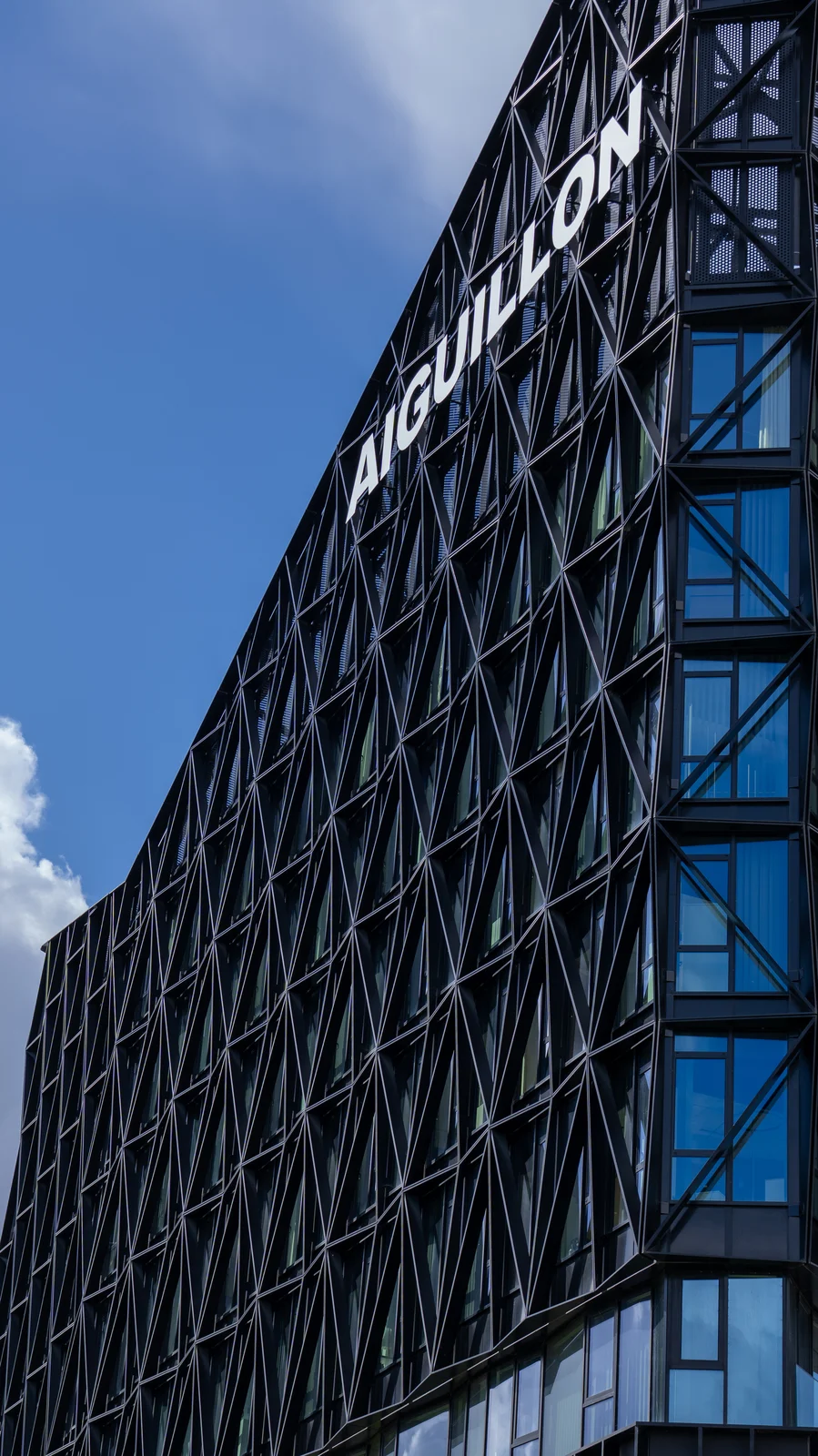 Façade noire et vitrée du siège Aiguillon à Rennes