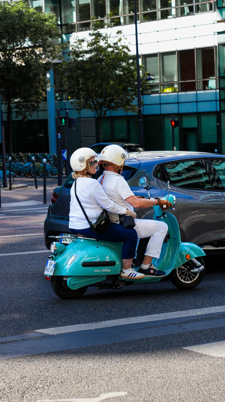 Couple à scooter dans une rue de Paris