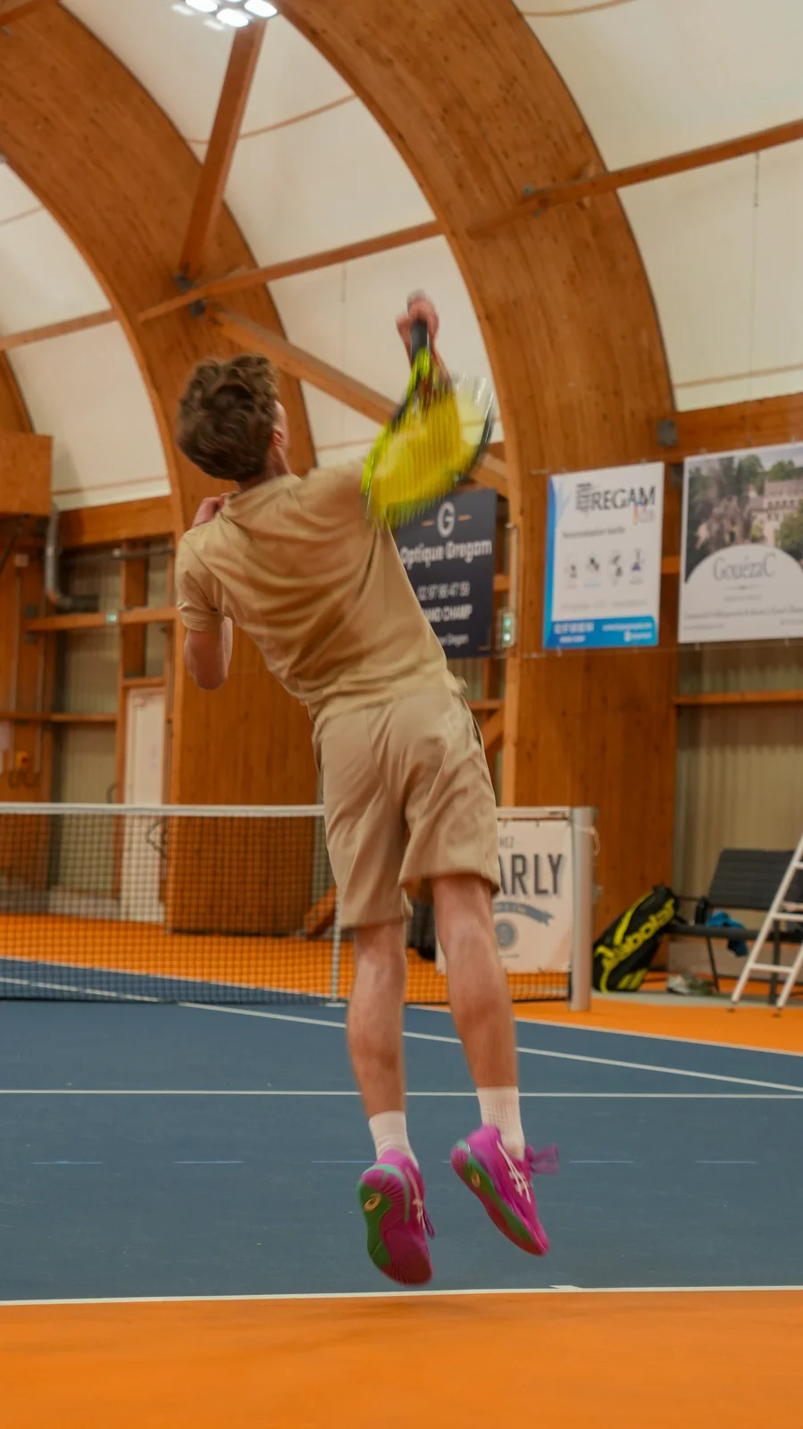 Joueur de tennis en extension pour un smash