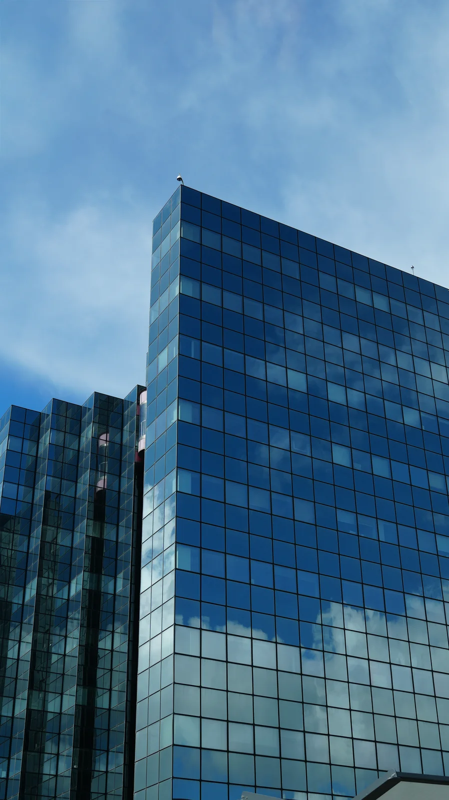 Tour de verre reflétant les nuages