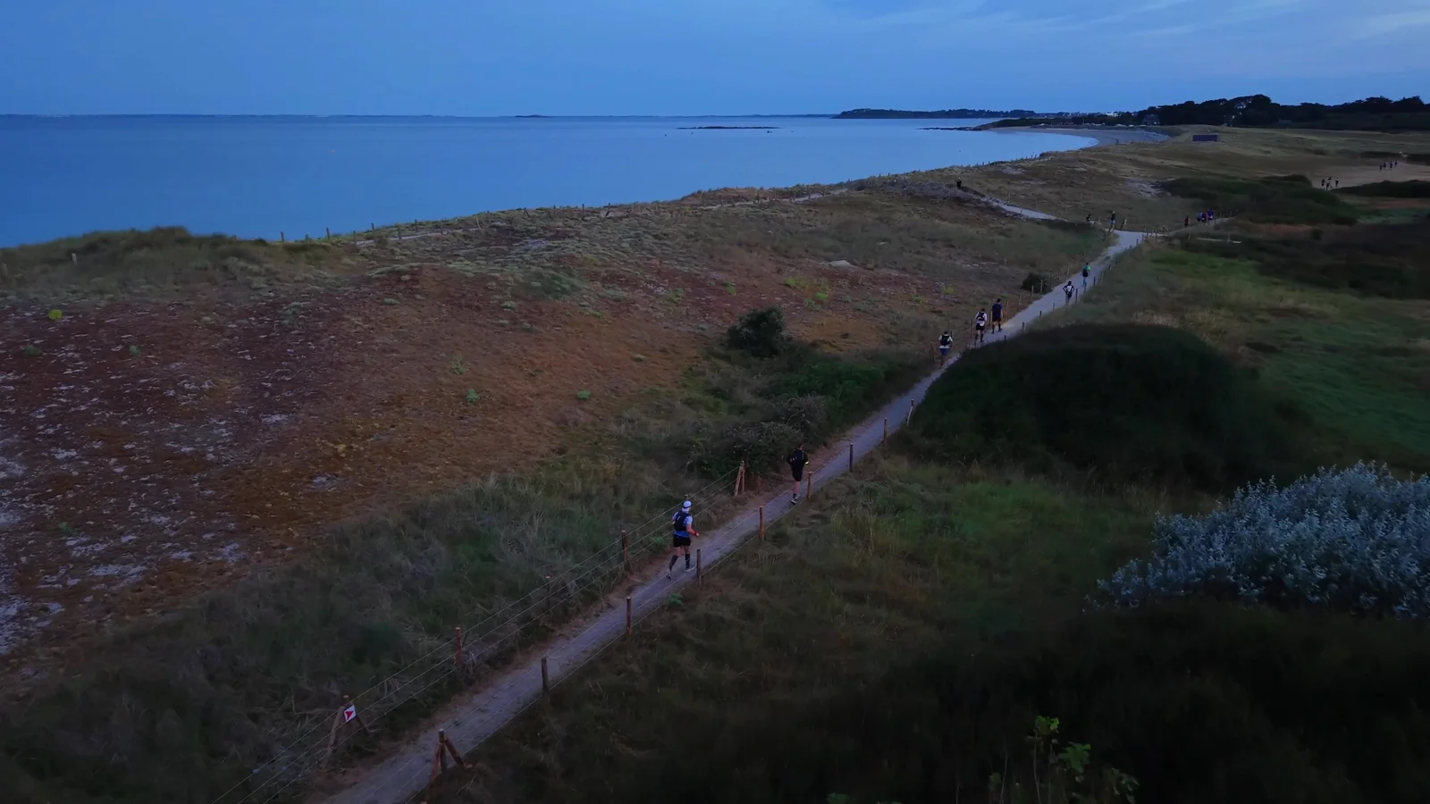 Coureurs de l’Ultra Marin sur le sentier des dunes, vue aérienne au crépuscule