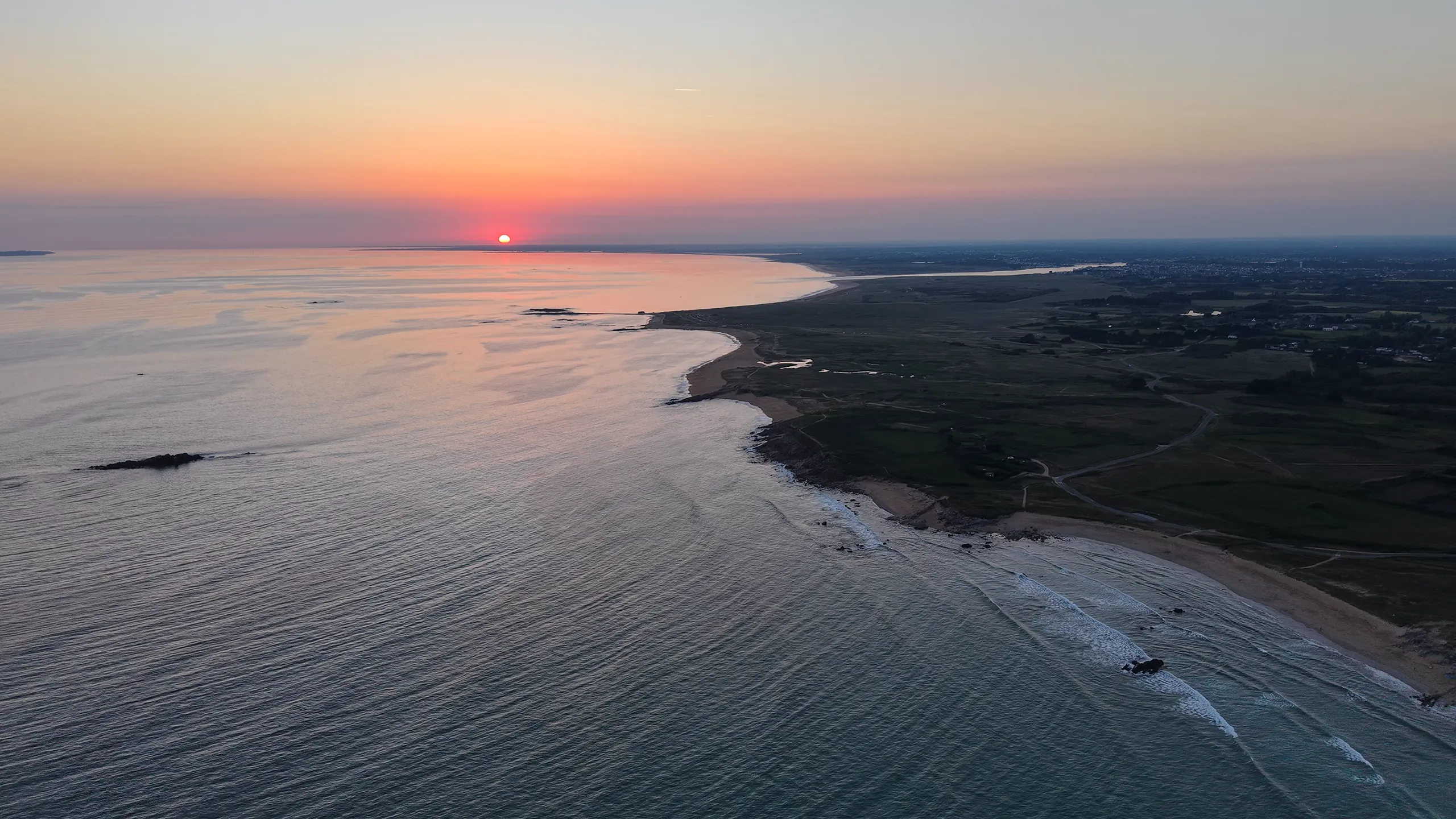 Coucher de soleil sur la côte bretonne, vue aérienne par drone